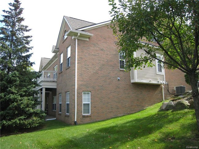 Building Photo - 635 W Bluff Ct