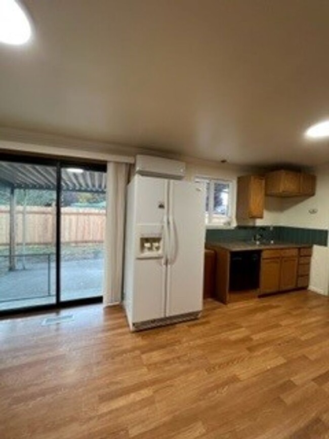 Building Photo - 3-bedroom rambler with large backyard, ver...