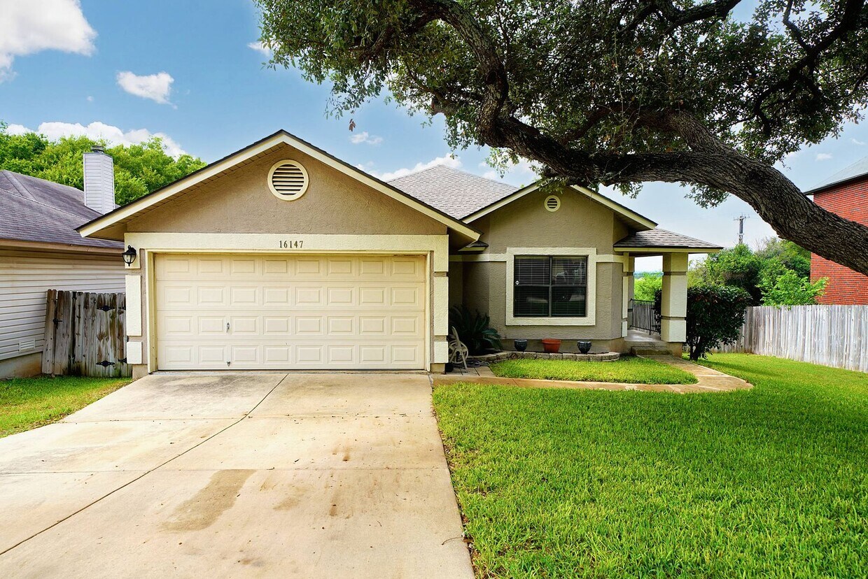 Primary Photo - Charming 3-Bed Home with Ideal Entertainin...
