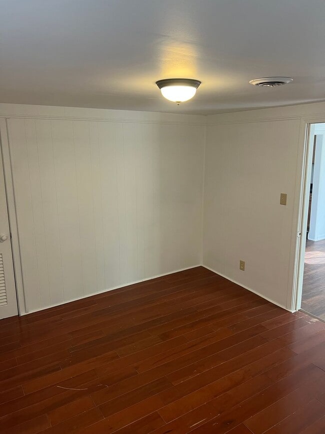 Foto del edificio - 2 bed 1 bath on quite street