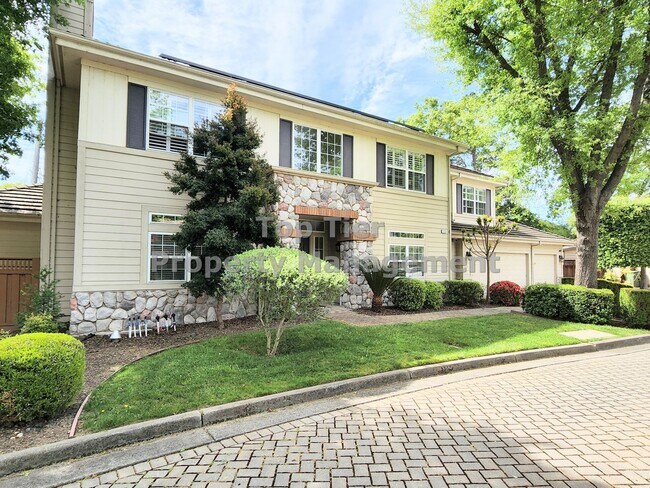 Foto del edificio - Exquisite 5-Bedroom Retreat with Solar: Lu...