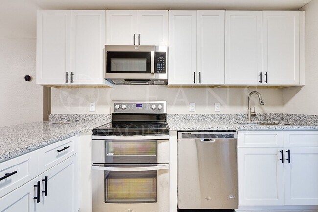 Building Photo - Beautifully Remodeled 3 Bedroom Home in th...