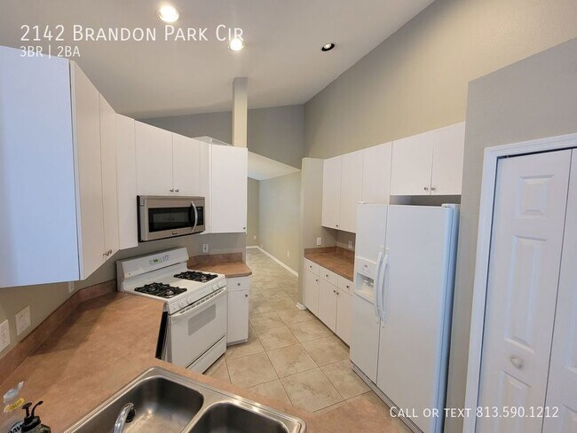 Foto del edificio - 2142 Brandon Park Cir