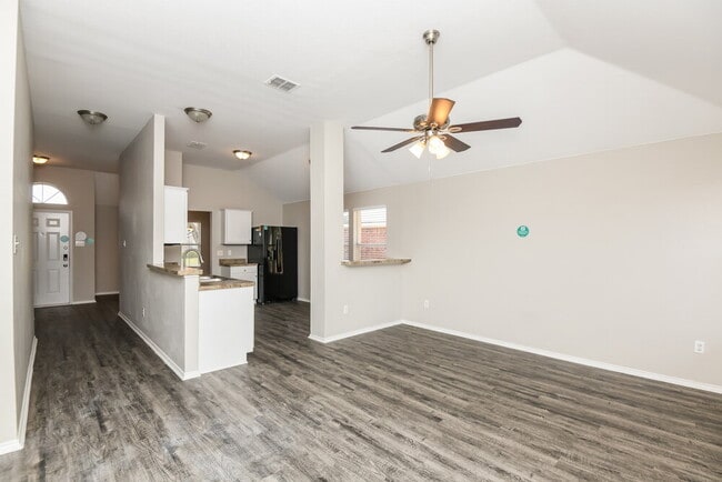 Foto del edificio - 6836 Bluff View Dr