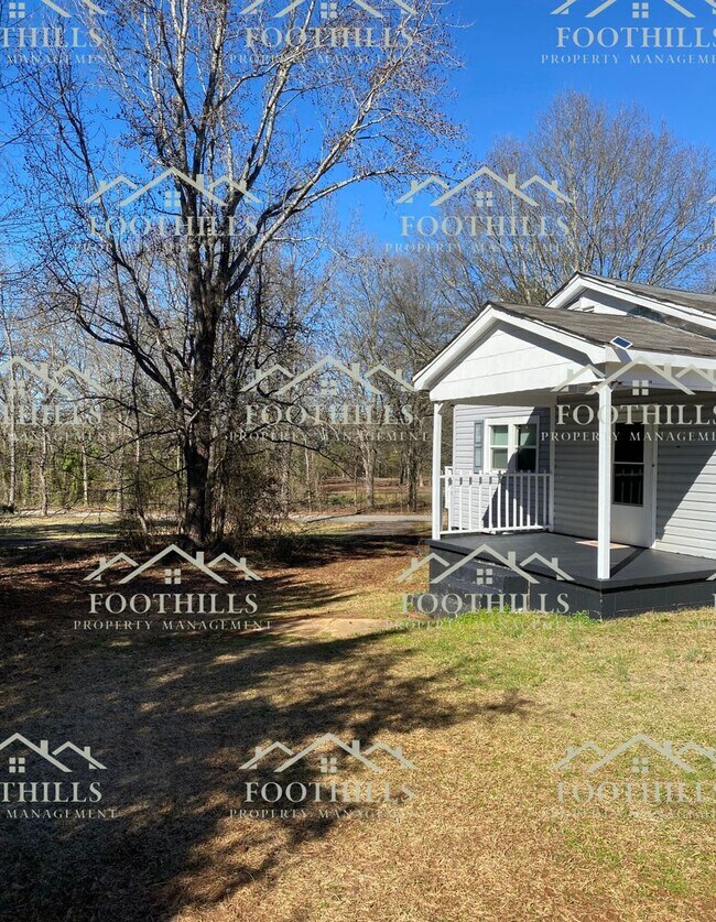 Building Photo - Charming 3BR/1BA Home with Essential Ameni...