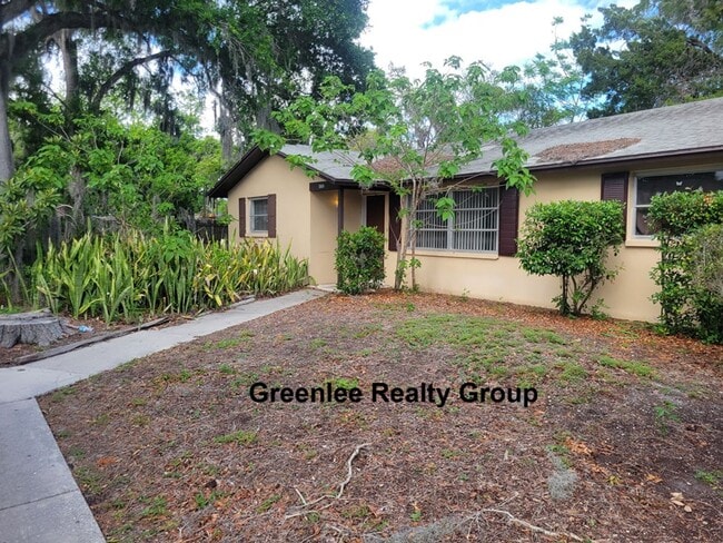 Building Photo - Spacious 2 Bed/ 1 Bath Triplex Apt. Trash and Lawn Included!