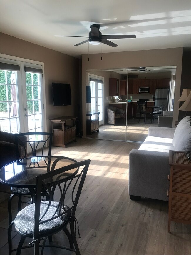 Espacio de estar con sofá cama tamaño queen - 73435 San Nicholas Ave