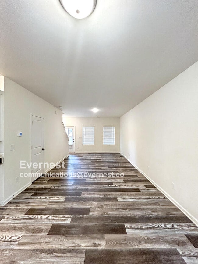 Building Photo - Bright 3-Bedroom Home with Modern Comforts...