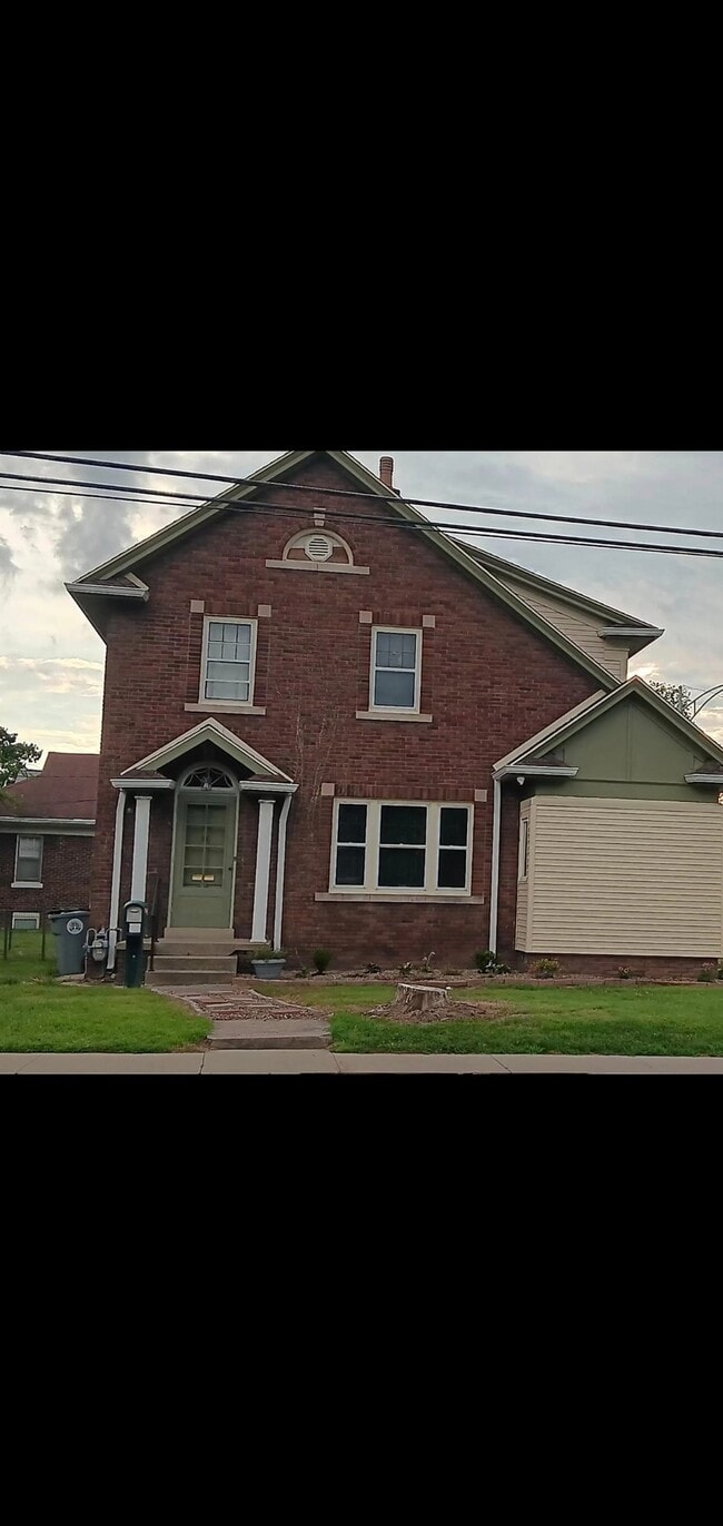 Building Photo - 651 S Weinbach Ave