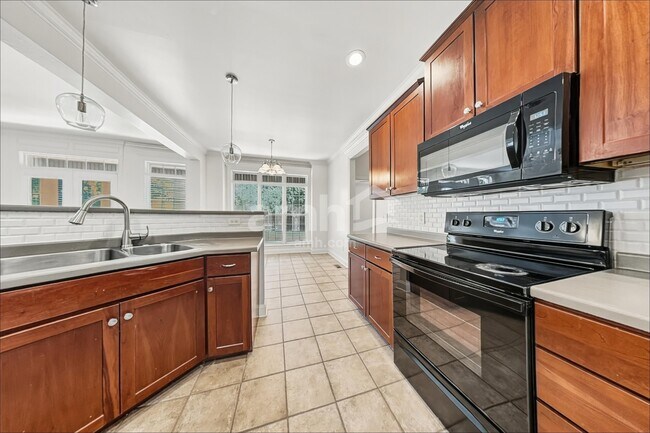 Foto del edificio - 3024 Silver Springs Ct