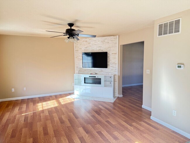 Foto del edificio - Beautiful 3B 2.5 bathroom townhouse in Normal