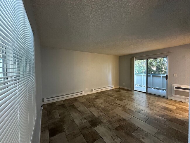 Building Photo - Charming Wildcreek Garden Condo!