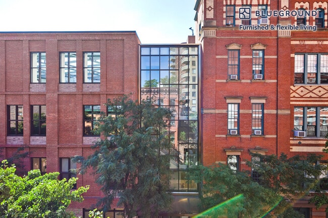 Building Photo - 273 W 10th St