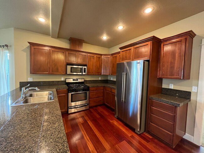 Building Photo - Spacious 3 Bedroom Home in Hood River