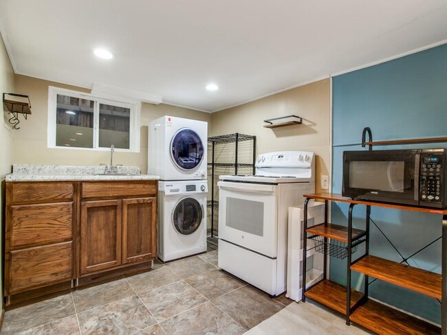 Building Photo - 5118 Stoneleigh Ave