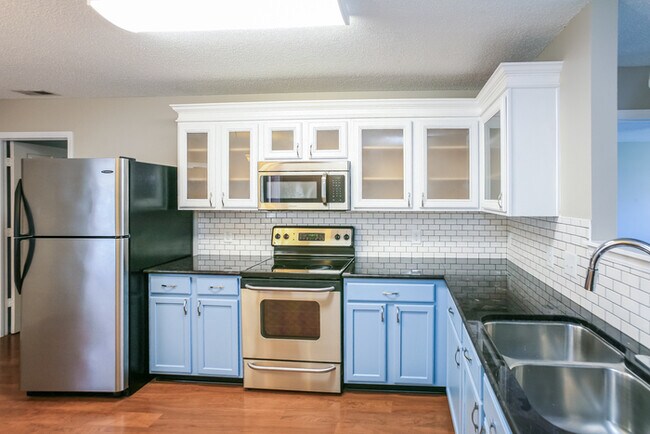 Building Photo - Lovely 3 Bedroom