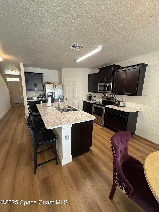 Foto del edificio - 1120 Swiss Pointe Ln