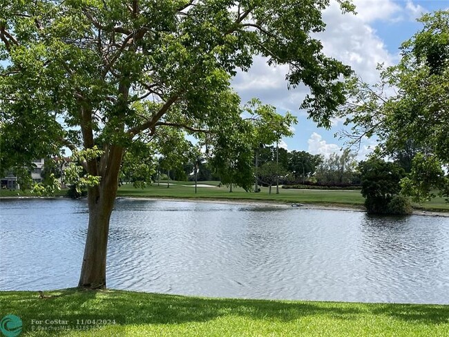 Building Photo - 9500 N Hollybrook Lake Dr