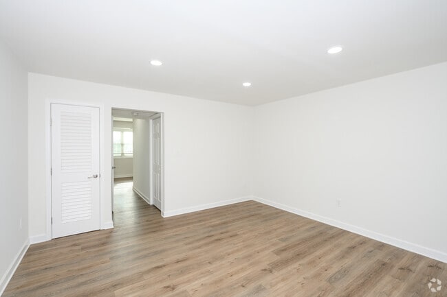2BR, 2BA - 1,000SF - Living Room - Normandy Hill Apartments