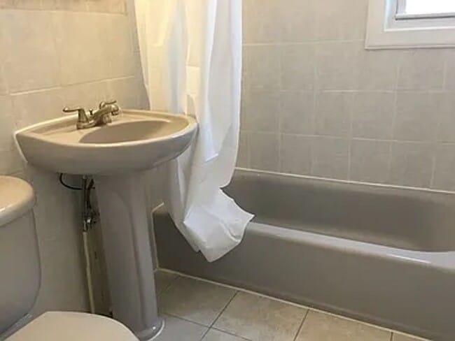 Building Photo - 3 bedroom/1 bath house on north side of Wa...