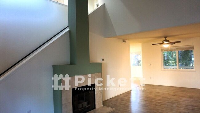 Building Photo - 3 Bedroom Townhouse near Island Lake