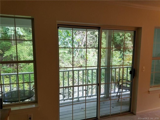 Foto del edificio - 255 Mayfield Dr