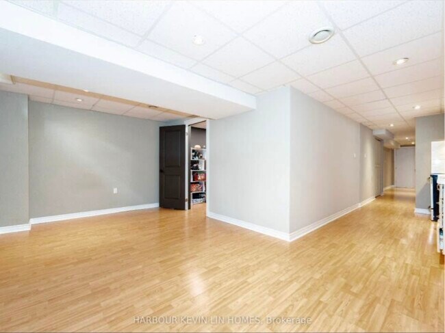 Photo du bâtiment - Basement Apartment in Maple, ONT