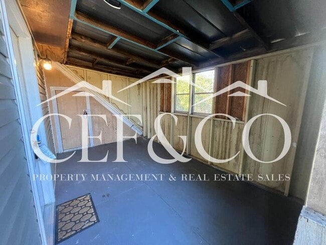 Building Photo - Upstairs Studio apartment available in Spa...