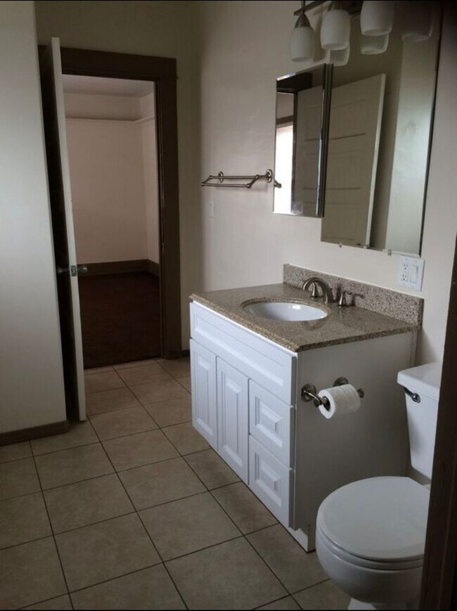 Building Photo - Downtown Ventura - Two bedroom, one bathro...