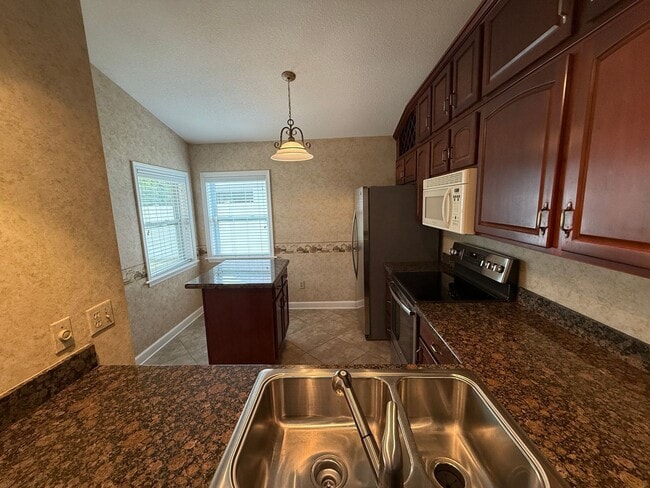 Building Photo - Charming 2-Bed, 2-Bath Home in The Reserve...