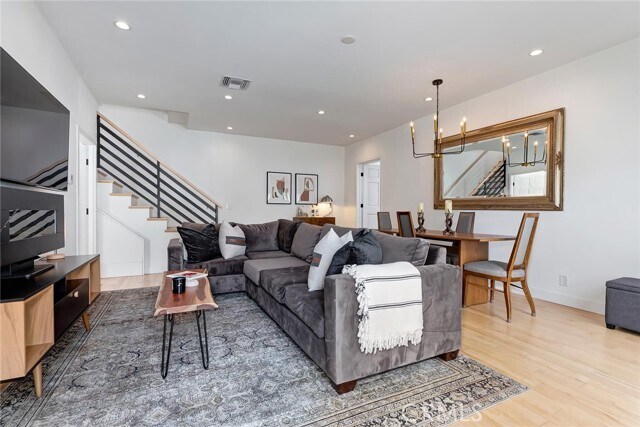 Foto del edificio - 8611 Rosewood Ave
