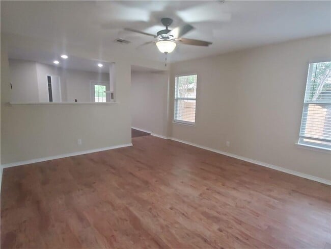 Foto del edificio - 551 New Country Rd