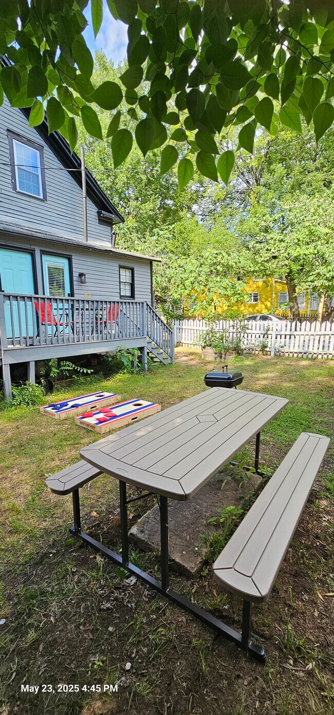 Large Backyard with BBQ grill. - 607 Gaskill St SE