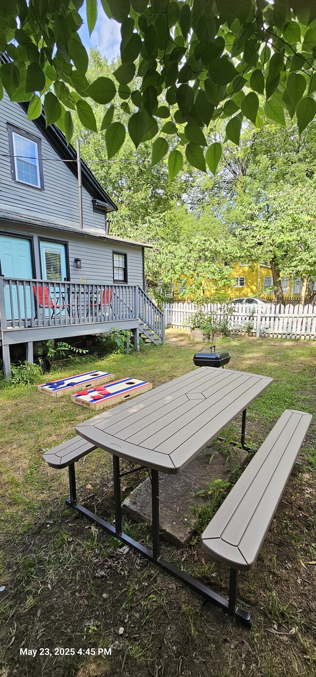Large Backyard with BBQ grill. - 607 Gaskill St SE