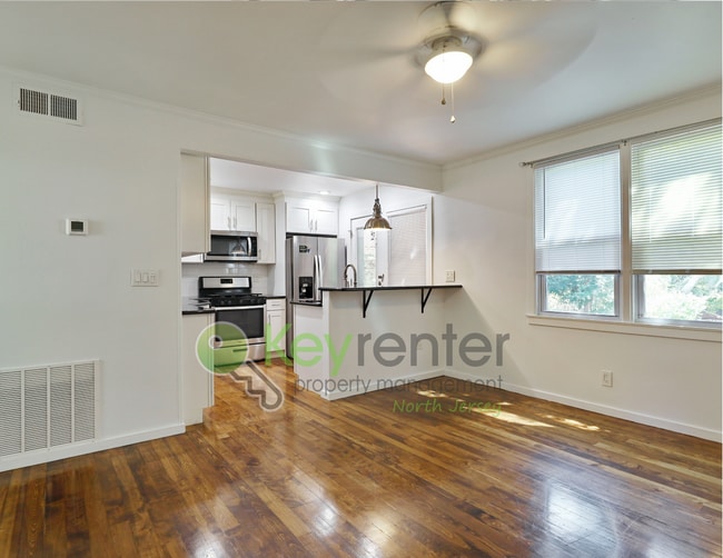 Building Photo - De Graw Ave Triplex