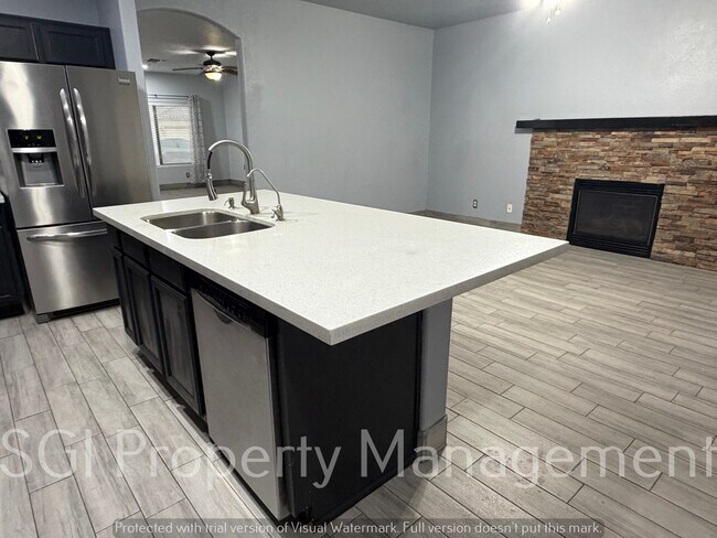 Building Photo - 670 E Palo Verde St