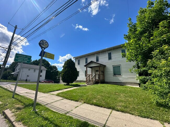 Foto del edificio - 145 Floral Ave