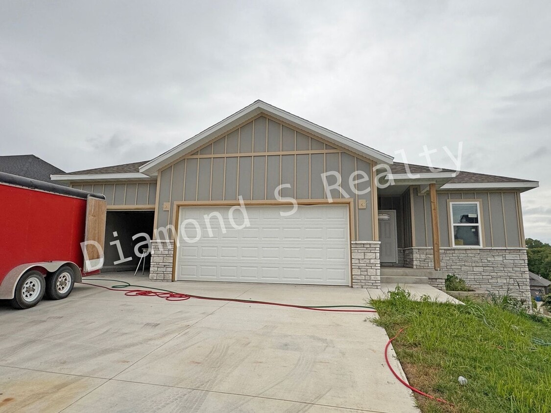 Primary Photo - Brand New Build in Desirable Ozark Neighbo...