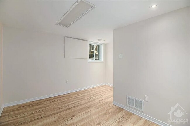 Photo du bâtiment - Bright Basement Unit