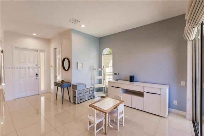 Building Photo - 989 Harbor View N