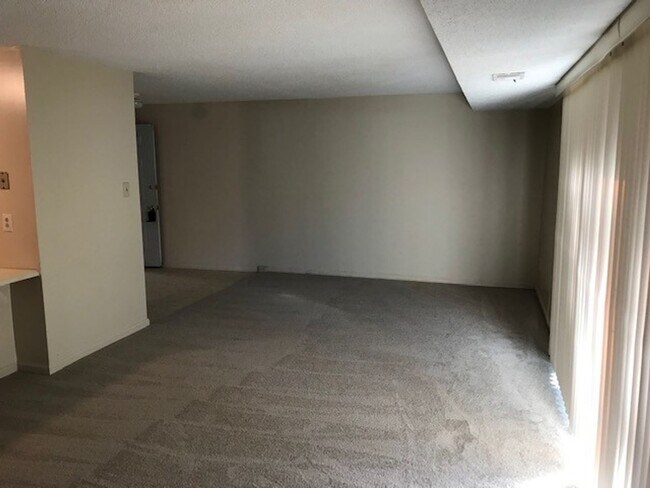 Foto del edificio - Available Now! Spacious 2 Bedroom Apartment!!