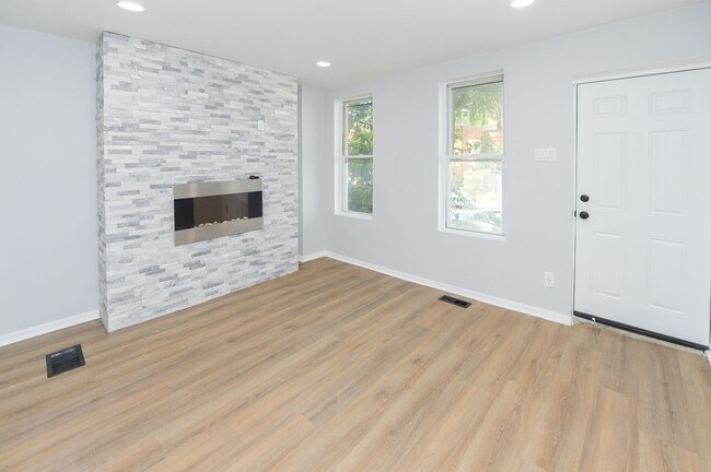Foto del edificio - Renovated 3-Bedroom Townhome in Prime Germ...