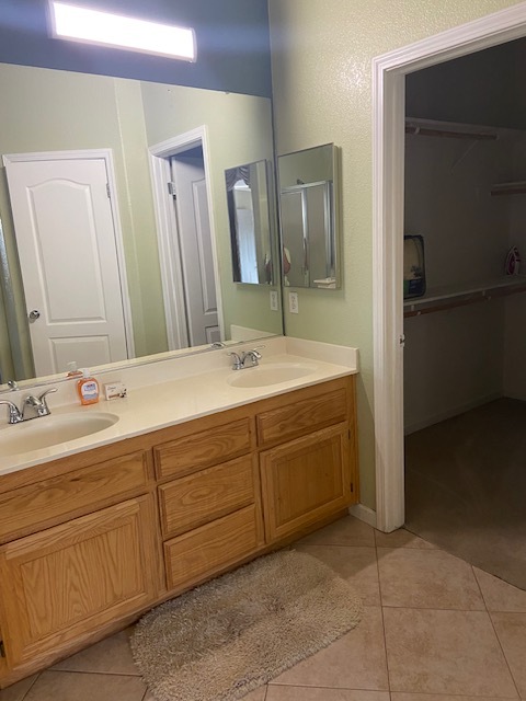 double vanity sink - 8113 Laguna Brook Way