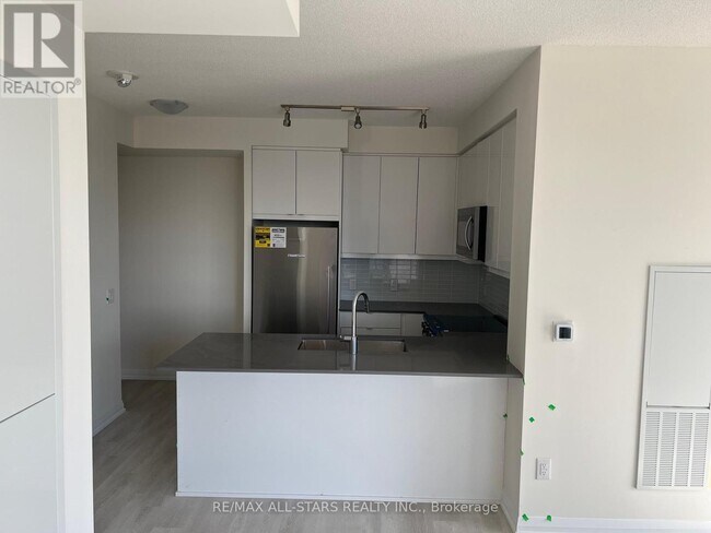 Photo du bâtiment - 3270 Sheppard Ave E