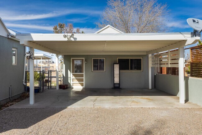 Foto del edificio - 501 El Paraiso Rd NW