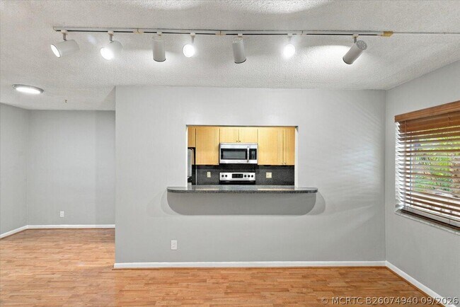 Building Photo - 2110 NE 39th St