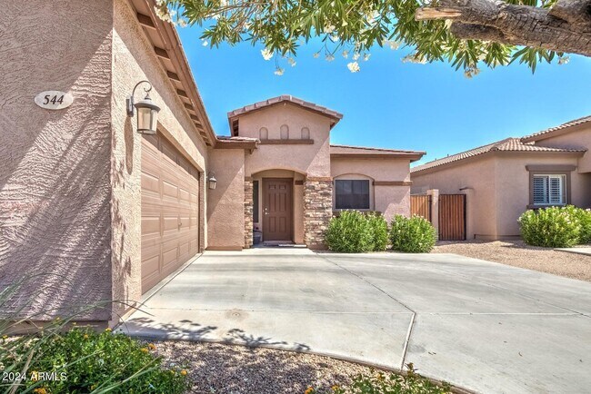 Building Photo - 544 E Rainbow Dr