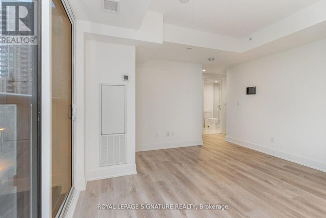 Building Photo - 370 Martha St