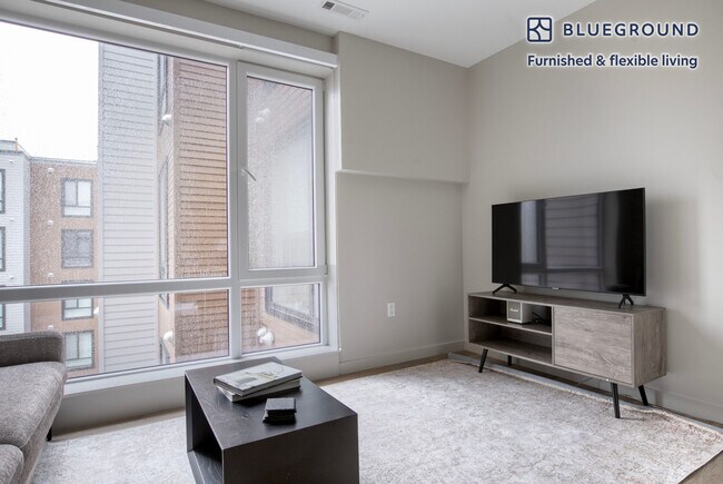 Foto del edificio - 1550 Soldiers Fld Rd