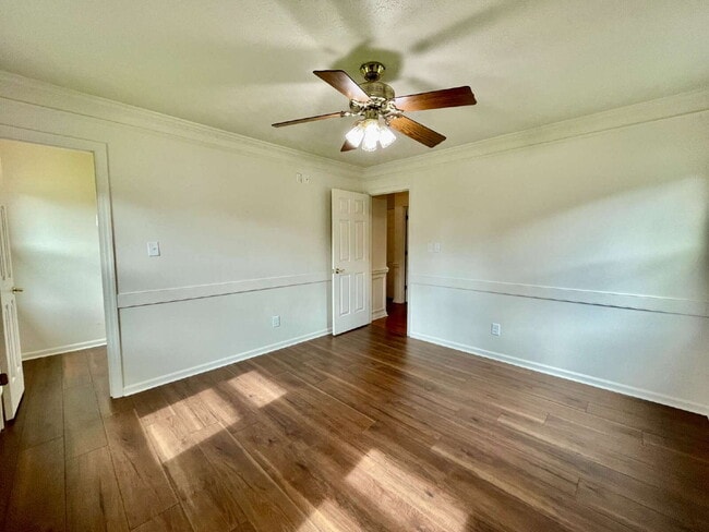 Foto del edificio - Spacious 6-Bedroom Gem In Fayetteville!